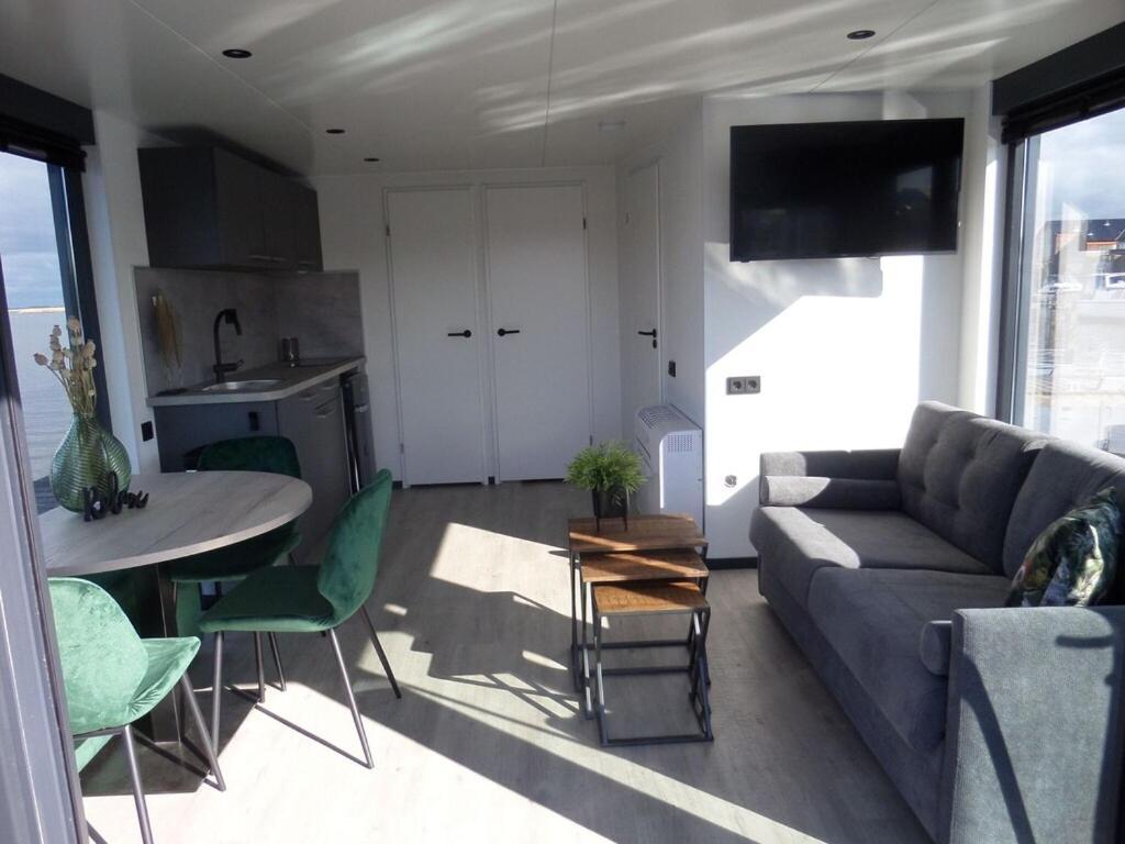 Modern Houseboat With Air Conditioning Located In Marina Uitgeest Bagian luar foto