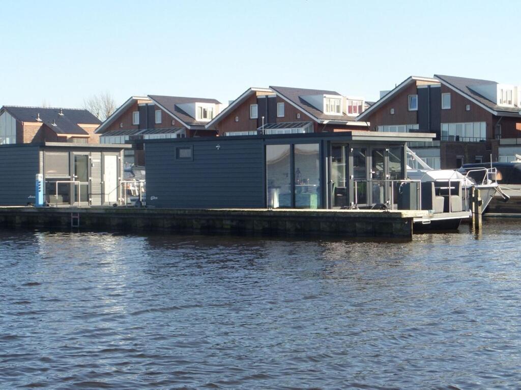 Modern Houseboat With Air Conditioning Located In Marina Uitgeest Bagian luar foto