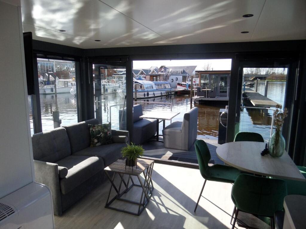 Modern Houseboat With Air Conditioning Located In Marina Uitgeest Bagian luar foto