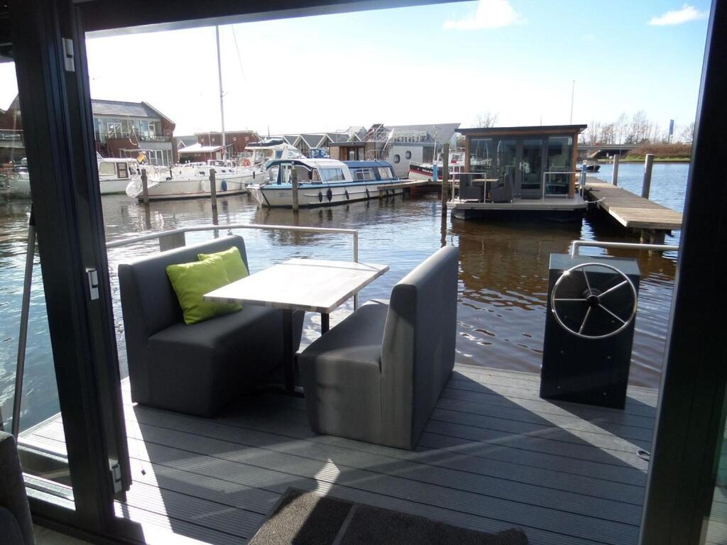 Modern Houseboat With Air Conditioning Located In Marina Uitgeest Bagian luar foto