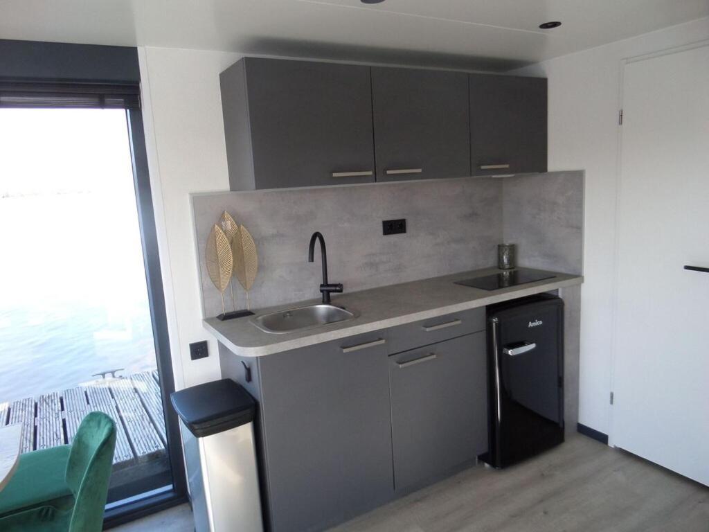Modern Houseboat With Air Conditioning Located In Marina Uitgeest Bagian luar foto