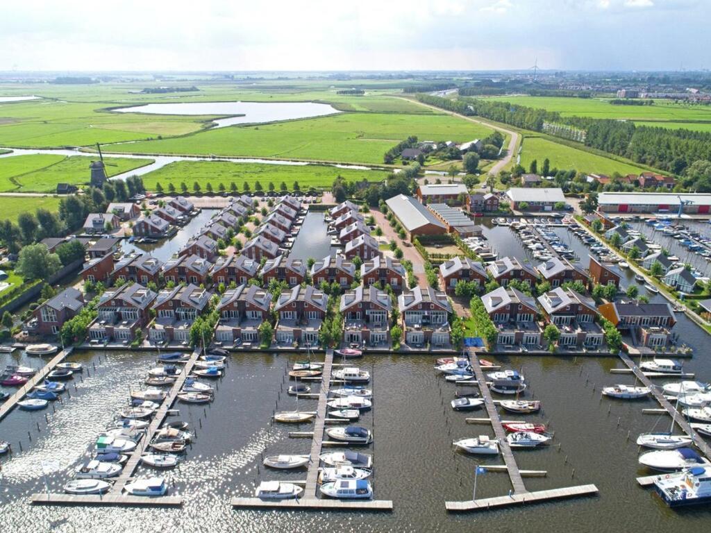Modern Houseboat With Air Conditioning Located In Marina Uitgeest Bagian luar foto